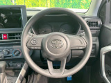 インテリアに合わせたデザインのステアリングは、運転される方のことも考え、運転しやすい形状、大きさです。是非一度、実際に触ってお確かめください。