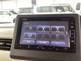 【ナビ】Honda純正ナビゲーション装備(HondaCONNECT対応)スマートフォンからリモート操作が可能。車内Wi-Fiや自動地図更新など便利な機能が使用できます。●基本パック(有料)が必要です。
