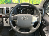 インテリアに合わせたデザインのステアリングは、運転される方のことも考え、運転しやすい形状、大きさです。是非一度、実際に触ってお確かめください。