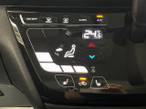 【オートエアコン】一度お好みの温度に設定すれば、車内の温度を検知し風量や温度を自動で調整。暑い&hellip;寒い&hellip;と何度もスイッチ操作をする必要はありません。快適な車内空間には必須の機能ですね♪