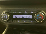 【オートエアコン】一度お好みの温度に設定すれば、車内の温度を検知し風量や温度を自動で調整。暑い&hellip;寒い&hellip;と何度もスイッチ操作をする必要はありません。快適な車内空間には必須の機能ですね♪