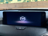 【12.3インチマツダコネクト】車内の雰囲気にマッチした大型ディスプレイ。スマホ接続でのナビ使用やBluetooth再生等、様々な機能が楽しめます。直感的なダイヤル操作が可能で、使い勝手も良好です。