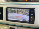 【バックカメラ】駐車時に後方がリアルタイム映像で確認できます。大型商業施設や立体駐車場での駐車時や、夜間のバック時に大活躍!運転スキルに関わらず、今や必須となった装備のひとつです!