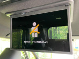 【14型有機ELフリップダウン】三列目からでも迫力のエンタメが観れる大画面フリップダウン。有機ELのモニターでは、一般的なフリップダウンよりも高コントラストでキレイな映像を楽しめます。