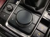 「MAZDAコネクト」コマンダー部 手元を見ることなく操作出来るように左手を自然に降ろした位置に設置。シンプルで使いやすく、機能を覚えやすいボタン配置になっています。