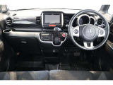 操作性に優れた運転席となります!小物入れや各ボタンの配置にこだわり、使いやすいです!座り心地もよく視認性も良好なのでロングドライブもお任せ下さい!