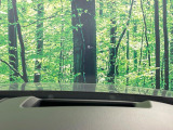 【ヘッドアップディスプレイ】現在の速度や走行情報をデジタル表示で運転席前方のガラスに投影!運転中、目線をずらさず必要な情報を確認できるのでとっても便利で安心!