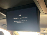 【14型有機ELフリップダウン】三列目からでも迫力のエンタメが観れる大画面フリップダウン。有機ELのモニターでは、一般的なフリップダウンよりも高コントラストでキレイな映像を楽しめます。