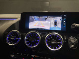 【360℃カメラシステム】自車を上方から見下ろしているかのような仮想映像がディスプレイに映しだされます。全周囲の画像が映し出されるので、細い道への進入時や、狭い場所での駐車時に役立ちます☆