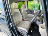 運転席まわりには十分なスペースがあり、大柄な方でもゆったり運転していただける環境です。