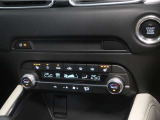 オート式エアコンは操作性が良好です。運転席と助手席にはシートヒーターが装備されており、座面と背もたれをすばやく温め、寒い時期にも快適な運転環境を提供します。