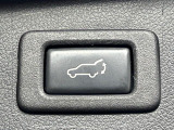【パワーバックドア】スマートキーや運転席のボタンを押すだけでリアゲートが自動で開閉します!荷物を持っている時や、高い位置にあるバックドアを閉める際に便利な機能です♪