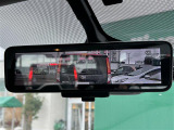 【デジタルルームミラー】車両後方カメラの映像をルームミラーに映すことが出来ます。 そのため、後席に人や荷物があって後方が見えづらい場合でもしっかり視界を確保することが出来ます。