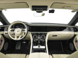 前車追従機能、レーンキープアシスト、ヘッドアップディスプレイも付いており、多数のオプションを備えております。