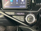 【オートエアコン】一度お好みの温度に設定すれば、車内の温度を検知し風量や温度を自動で調整。暑い&hellip;寒い&hellip;と何度もスイッチ操作をする必要はありません。快適な車内空間には必須の機能ですね♪