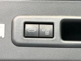 【パワーバックドア】スマートキーや運転席のボタンを押すだけでリアゲートが自動で開閉します!荷物を持っている時や、高い位置にあるバックドアを閉める際に便利な機能です♪
