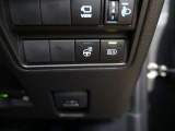 オートマチックハイビームとは、先行車や対向車のライトを認識し、ハイビームとロービームを自動で切り替える機能です。夜道の視界を確保します。詳細は販売店スタッフまでおたずねください。
