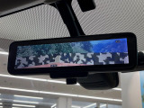 【インテリジェントルームミラー】後席の大きな荷物や同乗者で後方が確認しづらい時でも安心!カメラが撮影した車両後方の映像をルームミラー内に表示。クリアな視界で状況の確認が可能です!