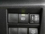 オートマチックハイビーム装備です。先行車や対向車のライトを認識し、ハイビームとロービームを自動で切り替える機能です。夜道の視界を確保します。詳細は販売店スタッフまでおたずねください。