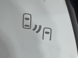 【ブラインドスポットモニター】走行中、ドアミラーの死角になりやすい箇所に後続車が接近するとサイドミラーのレンズに警告を表示!ドライバーに注意喚起をしてくれます。