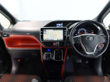 シンプルな運転席。運転は軽いハンドル回しで軽快なドライブを楽しめます