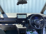 運転席周りです。カップホルダーや小物の収納などは必須ですよね!!使い勝手の良いつくりになっております!!