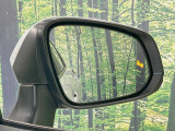 【ブラインドスポットモニター】走行中、ドアミラーの死角になりやすい箇所に後続車が接近するとサイドミラーのレンズに警告を表示!ドライバーに注意喚起をしてくれます。
