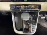 【左右独立温度コントロール式フルオートエアコン(DUAL/SYNC)】運転席側と助手席側でそれぞれ自由に温度設定ができ、快適な風量やモードなどを自動調整します!