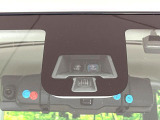 【エマージェンシーブレーキ】走行中に前方の車両等を認識し、衝突しそうな時は警報とブレーキで衝突回避と被害軽減をアシスト。より安全にドライブをお楽しみいただけます。