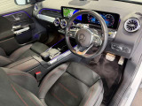 メルセデスのシートは、少し硬めに出来ておりますので、長時間の運転でも疲れにくく、安全にドライビングをお楽しみ頂けます