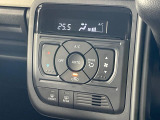 【オートエアコン】一度お好みの温度に設定すれば、車内の温度を検知し風量や温度を自動で調整。暑い&hellip;寒い&hellip;と何度もスイッチ操作をする必要はありません。快適な車内空間には必須の機能ですね♪