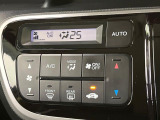 【オートエアコン】一度お好みの温度に設定すれば、車内の温度を検知し風量や温度を自動で調整。暑い&hellip;寒い&hellip;と何度もスイッチ操作をする必要はありません。快適な車内空間には必須の機能ですね♪
