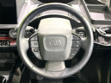 インテリアに合わせたデザインのステアリングは、運転される方のことも考え、運転しやすい形状、大きさです。是非一度、実際に触ってお確かめください。