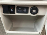 【USBソケット】【シートヒーター】の両方をインパネセンターに配置。