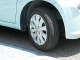 おしゃれは足元から。日産純正のアルミホイールで足元すっきり。タイヤサイズは155/65R14になります