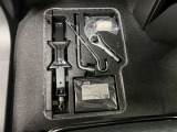 パンク修理キット搭載車!助手席のフロアマット下にあります!