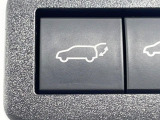 【パワーバックドア】スマートキーや運転席のボタンを押すだけでリアゲートが自動で開閉します!荷物を持っている時や、高い位置にあるバックドアを閉める際に便利な機能です♪