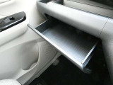 助手席前には引き出し式の小物入れが備わっています。