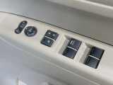 【電動格納ミラー】サイドミラーは電動格納式となっており、狭い駐車場でもキズがつくリスクを抑えられます。