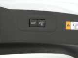 【パワーバックドア】パワーバックドア装着車です。ボタンを押すだけ、力要らずでドアの開閉が可能になります。