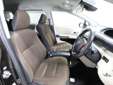 ゆったり室内で運転もしやすいです♪使い勝手の良い配置です。