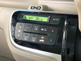 【オートエアコン】一度お好みの温度に設定すれば、車内の温度を検知し風量や温度を自動で調整。暑い&hellip;寒い&hellip;と何度もスイッチ操作をする必要はありません。快適な車内空間には必須の機能ですね♪