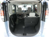 リアシートは5:5分割可倒式を採用しておりますので、乗車人数やお荷物の量に併せてアレンジが可能です♪