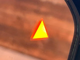 【ブラインドスポットワーニング】走行中、ドアミラーの死角になりやすい箇所に後続車が接近するとサイドミラー付近に警告を表示、ドライバーに注意喚起をしてくれます。