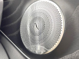 ●Burmesterサラウンドシステム:ハイエンドオーディオ専門メーカーが手掛ける車専用のプレミアムスピーカーを装備。多数のスピーカーから、音の粒立ちまで分かる高品質な音楽をお楽しみいただけます。