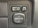 【電動格納ミラー】サイドミラーは電動格納式となっており、狭い駐車場でもキズがつくリスクを抑えられます。