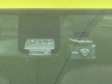 【プリクラッシュセーフティ】前方の車両等を検知し、衝突しそうな時は警報で注意を促し、ブレーキを踏む力をサポート。ブレーキを踏めなかった場合は衝突被害軽減ブレーキが作動、衝突回避をサポートします。