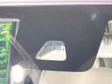 【スマートアシスト】走行中に前方の車両等を認識し、衝突しそうな時は警報とブレーキで衝突回避と被害軽減をアシスト。より安全にドライブをお楽しみいただけます。