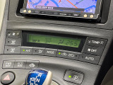 【オートエアコン】一度お好みの温度に設定すれば、車内の温度を検知し風量や温度を自動で調整。暑い&hellip;寒い&hellip;と何度もスイッチ操作をする必要はありません。快適な車内空間には必須の機能ですね♪