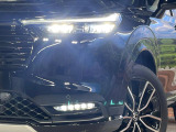 【LEDヘッドライト】悪天候や夜間走行時も良好な視界を確保し安心して運転できる高輝度LEDヘッドライトを装備!点灯速度が早く、消費電力も抑えられています。